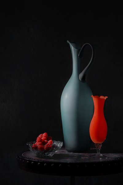 Eleganta vaser och hallon av Lydia Jacobs
