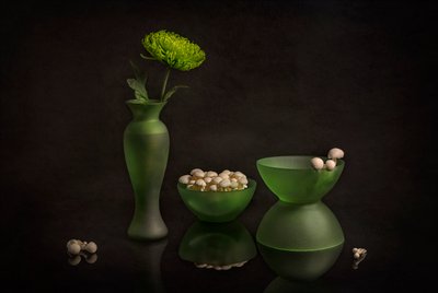 Grön blomning och glas av Lydia Jacobs