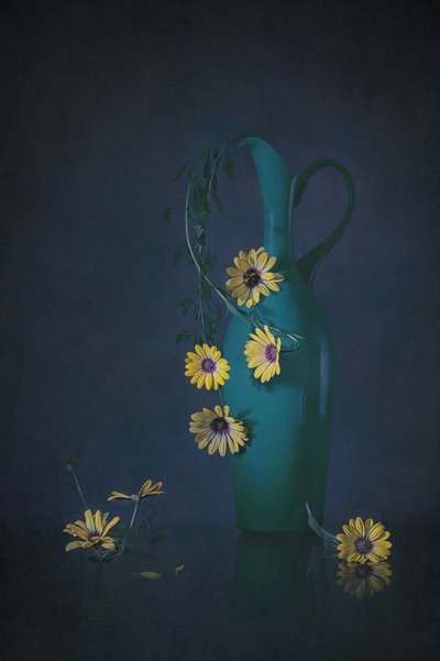 Stämningsfullt blomsterstilleben av Lydia Jacobs