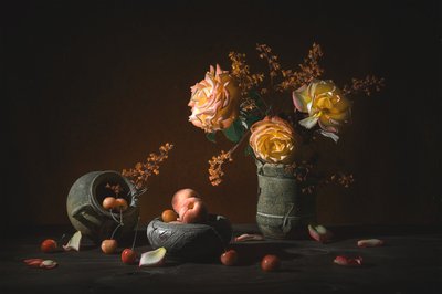 Stämningsfulla rosor och frukt av Lydia Jacobs