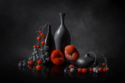 Stämningsfullt tomatstilleben av Lydia Jacobs