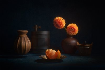 Stilleben med orange dahlia av Lydia Jacobs