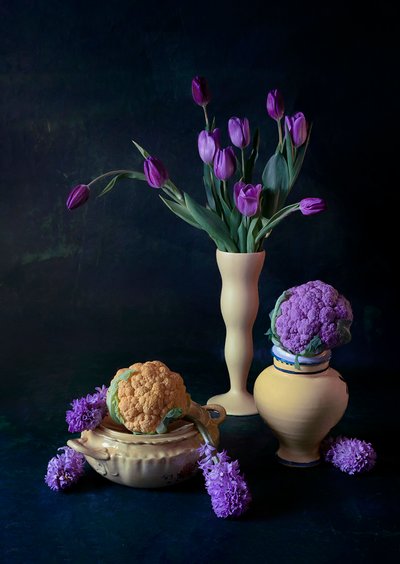 Lila tulpaner och blomkål av Lydia Jacobs