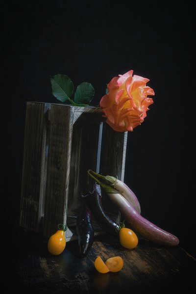 Stilleben med rosor och produkter av Lydia Jacobs
