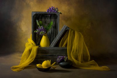 Rustikt gult blomsterstilleben av Lydia Jacobs
