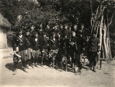 Album "MVSN- Blackshirts": Milisgrupp med dolkmodell 20 år (s/v foto) av M. Borchi