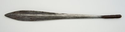 Ol alem, svärd (järn, trä och läder) av Maasai People