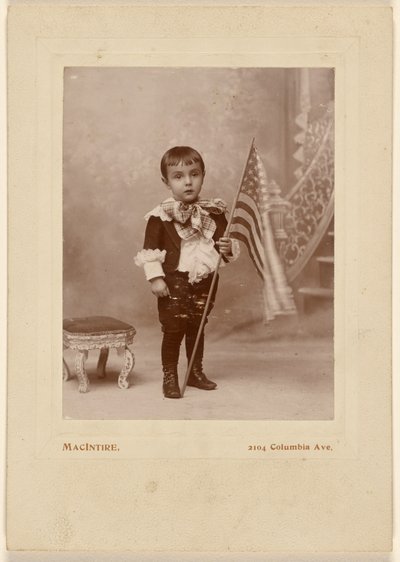 [Liten pojke står och håller i en amerikansk flagga] av MacIntire