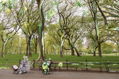 Central Park, 2019 (akrylfärg på arkivbeständigt pigmenttryck) av Madeleine Gross