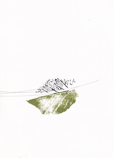 Gröna blad och kala grenar av Maira Ribena
