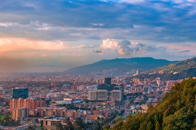 Bogota, Colombia - Panoramautsikt över den norra delen av huvudstaden från La Calera på Anderna. av Mano Chandra Dhas
