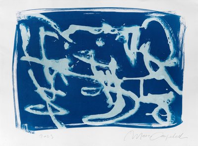 Asemic Writing, 2023 (cyanotypi på papper) av Marco Campedelli