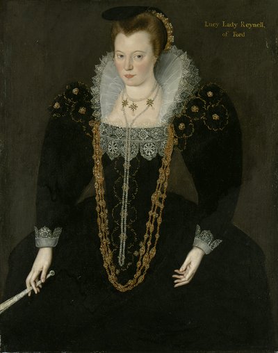 Porträtt av Lucy, Lady Reynell från Ford, trekvartslång, i en mörk klänning med vit spetskrage och guld- och pärlhalsband, med en solfjäder i sin högra hand med identifierande inskription av Marcus the Younger Gheeraerts
