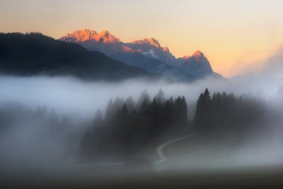 Golden Peaks morgondimma av Marek Kijevský