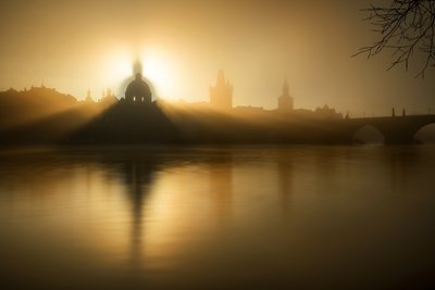 Gyllene morgondimma i Prag av Marek Kijevský