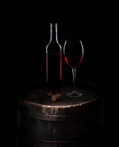 Stilleben med klassiskt rött vin av Margareth Perfoncio