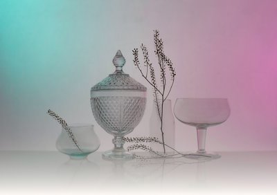 Elegant stilleben med glasföremål av Margareth Perfoncio