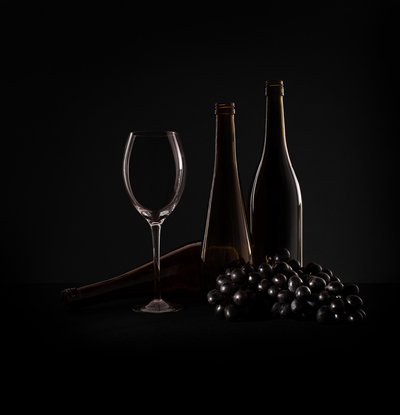 Elegant stilleben med vin av Margareth Perfoncio