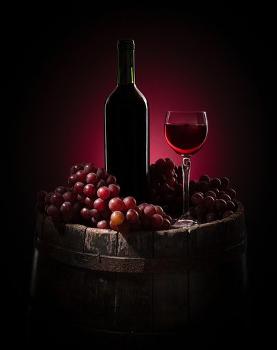 Elegant stilleben med vin av Margareth Perfoncio