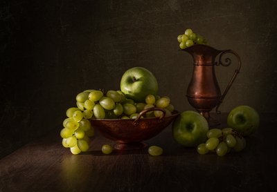 Stilleben med gröna druvor och koppar av Margareth Perfoncio