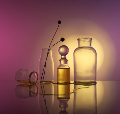 Lysande glasflaskor av Margareth Perfoncio