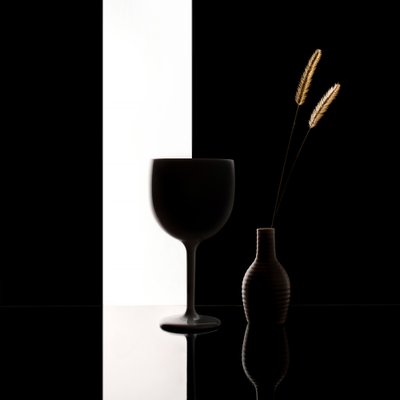 Minimalistiskt stilleben i svart och vitt av Margareth Perfoncio
