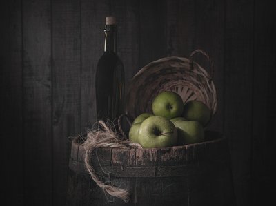 Stilleben med rustika gröna äpplen av Margareth Perfoncio