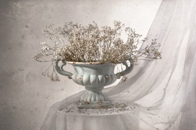 Stilleben i shabby chic-stil med blommor av Margareth Perfoncio