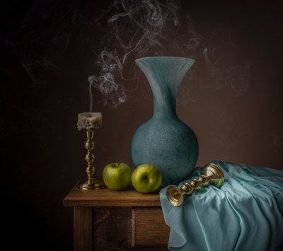 Stilleben med ett brinnande ljus av Margareth Perfoncio