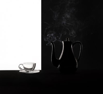 Kontrasten mellan ångande kaffe av Margareth Perfoncio