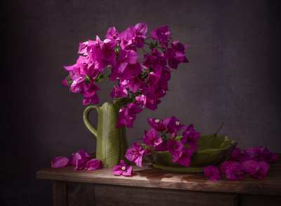 Stil liv med färgsprakande bougainvillea av Margareth Perfoncio
