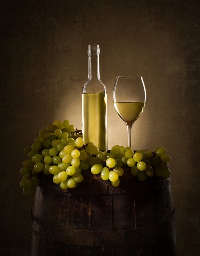 Stilleben med vitt vin av Margareth Perfoncio