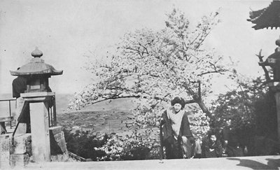 På toppen av tempeltrappan, ovanför sjön Biwa, c1900, 1921 av Marguerite Leonard