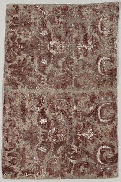 Två sammanfogade paneler av "Fortuny Painted Velvet" av Mariano Fortuny y Madrazo