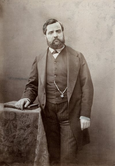 Tre fjärdedels längdporträtt av målaren Thomas Couture, med mustasch och tjockt skägg (s/v foto) av Marie Alexandre Alophe