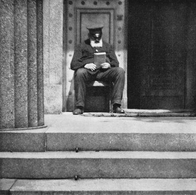 Berlin: Portieren; Porter (s/v foto) av Mario Bucovich