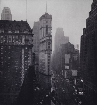 Manhattan: Regn över Times Square (s/v foto) av Mario Bucovich