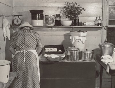 En av familjen Wilkins bakar kex till middag på majshackardagen i Mrs Fred Wilkins hem nära Tallyho, Granville County. North Carolina av Marion Post Wolcott
