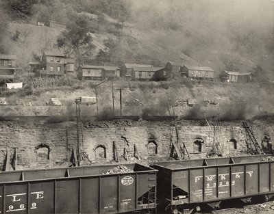 Rök från koksugnar tränger in i gruvarbetarnas hus, Scotts Run, West Virginia av Marion Post Wolcott