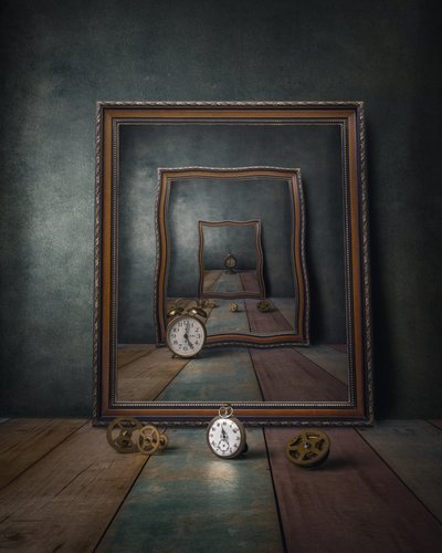 Surrealistiska tidsspeglar av Marko Klavs