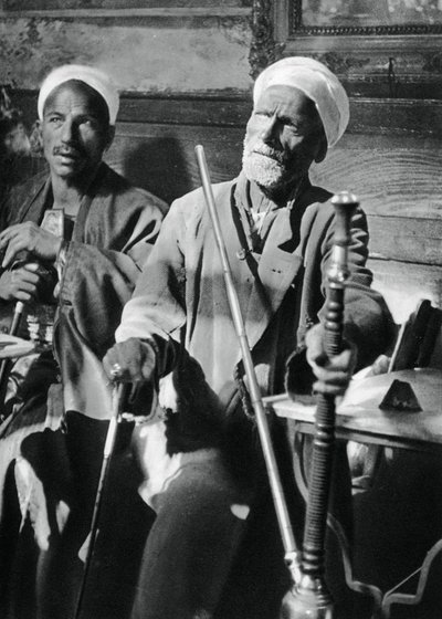 Smoking the narghileh, Kairo, 1937 av Martin Hurlimann