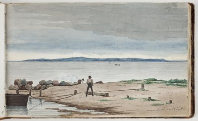 Utsikt mot ett strandlandskap med stormmoln på himlen. Två män arbetar vid en båt och en brand i förgrunden av Martinus Rørbye