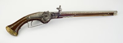 En av ett par hjullåsande hölsterpistoler, c.1650 (stål, ormträ, ben eller horn, förgylld mässing och järn) av Master H. W.