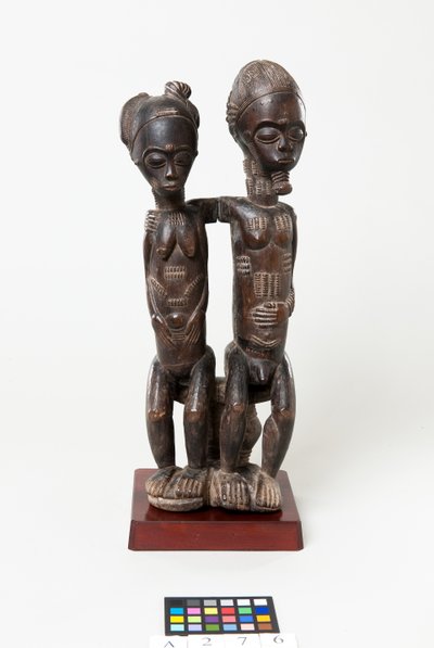 Sittande par, ca 1885-99 (trä) av Master of the Barnes Couple