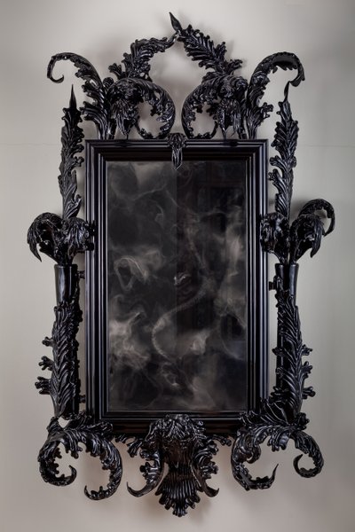 East of Eden, 2013 (svart Muranoglas, övervakningsspegel, stål, trä, lack, LCD-skärm och hårddisk) av Mat Collishaw