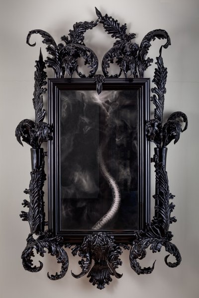 East of Eden, 2013 (svart Muranoglas, övervakningsspegel, stål, trä, lack, LCD-skärm och hårddisk) av Mat Collishaw