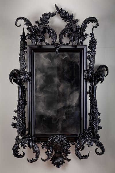 East of Eden, 2013 (svart Muranoglas, övervakningsspegel, stål, trä, lack, LCD-skärm och hårddisk) av Mat Collishaw