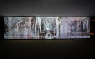 Echolocation, 2021 (3-kanals videoprojektion på polypropylenväv) av Mat Collishaw