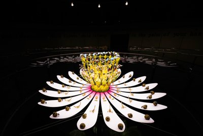Equinox, 2021 (Akryl, Elektriska kretsar, Hydraulik, Lack, Motor, Färg, Återvunnet harts, Stål) av Mat Collishaw