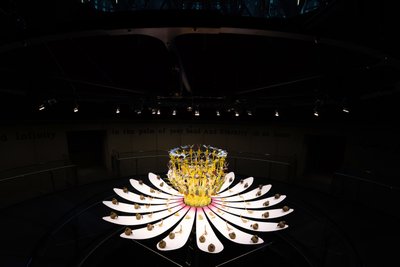 Equinox, 2021 (Akryl, Elektriska kretsar, Hydraulik, Lack, Motor, Färg, Återvunnet harts, Stål) av Mat Collishaw